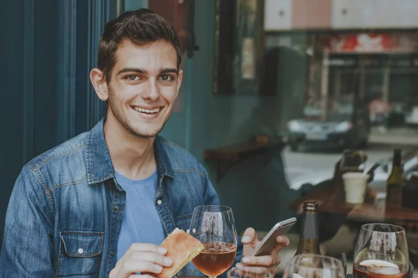 Homem telefone celular beber cerveja — Fotografia de Stock