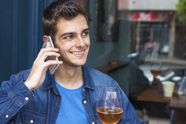 Hombre teléfono móvil beber cerveza — Foto de Stock