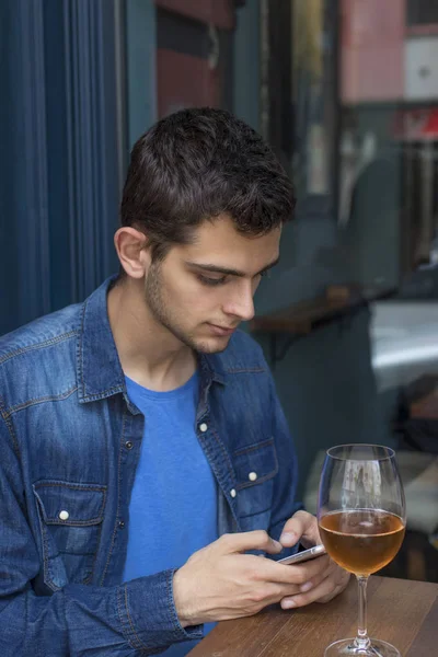 Cep telefonu olan adam.