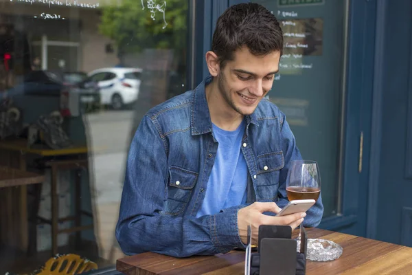 cep telefonu olan çubuk adam