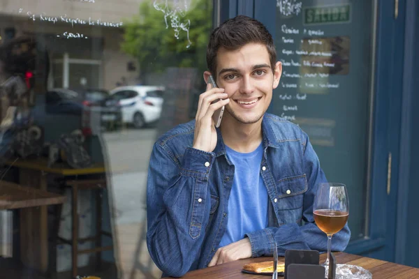 cep telefonu olan çubuk adam