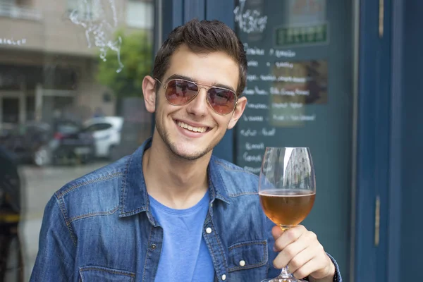 adam barda bir bira içmek