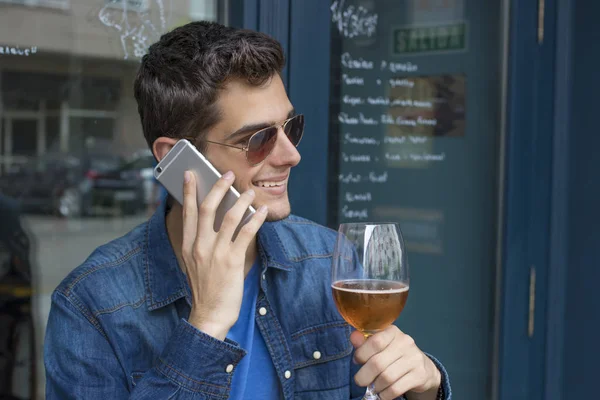 Homem o bar com o seu telefone móvel — Fotografia de Stock