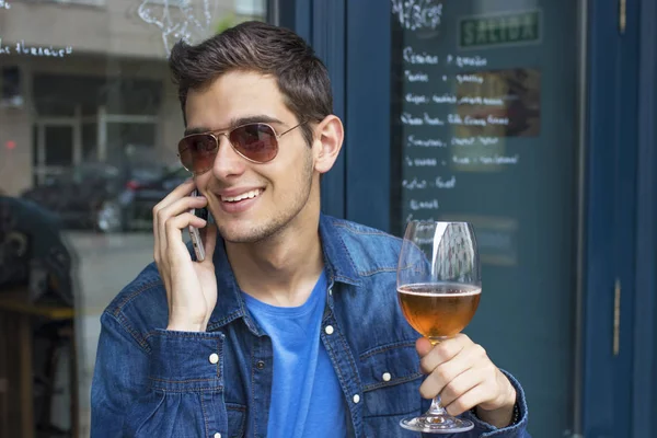 Homem o bar com o seu telefone móvel — Fotografia de Stock