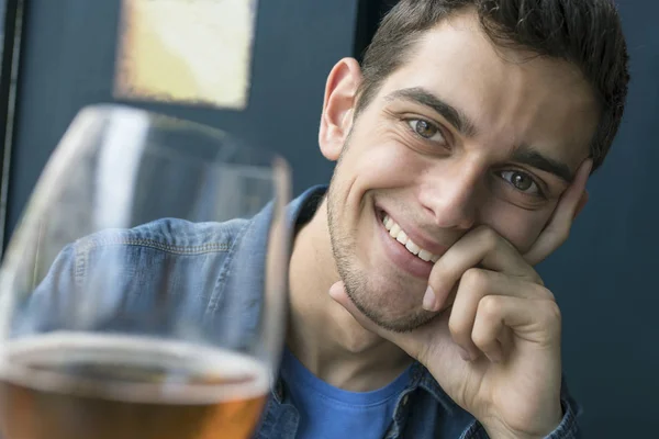 Ο άνθρωπος στο μπαρ πίνοντας μια μπύρα — Φωτογραφία Αρχείου