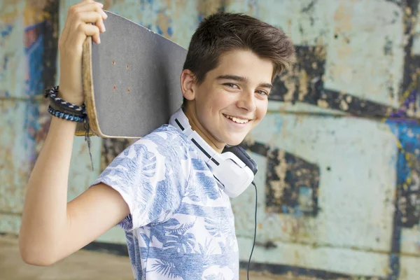 Kind met skateboarden — Stockfoto