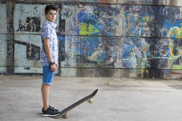 Criança com skate — Fotografia de Stock