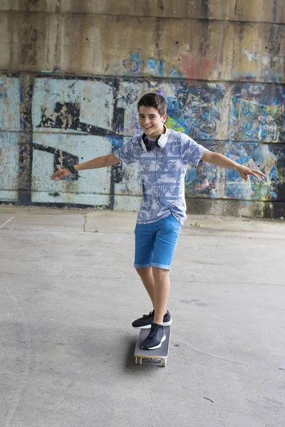 Menino com skate — Fotografia de Stock