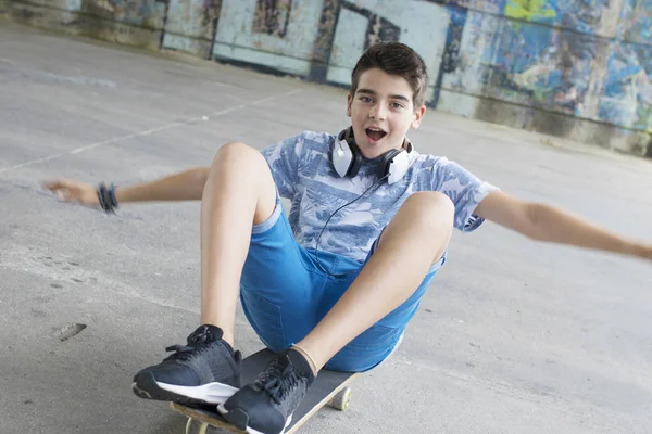 Хлопчик з скейтборд — стокове фото