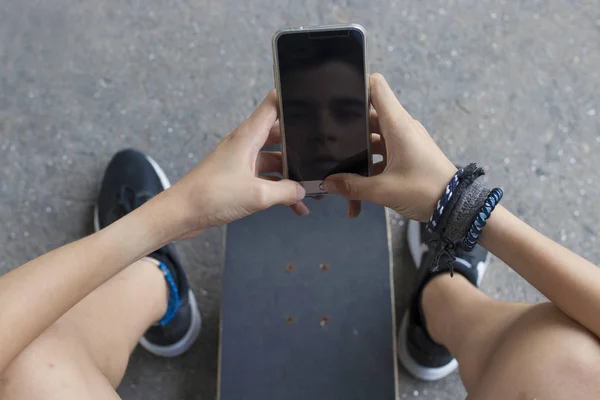 Homem com o telefone móvel — Fotografia de Stock