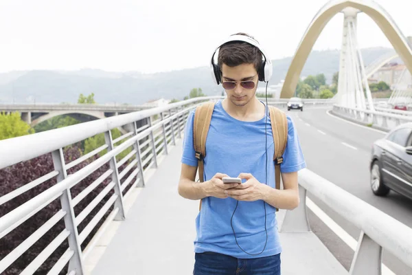 Genç adam sokakta müzik dinlemek