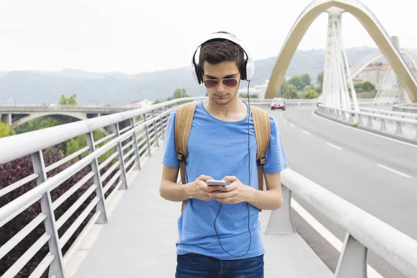 Genç adam sokakta müzik dinlemek