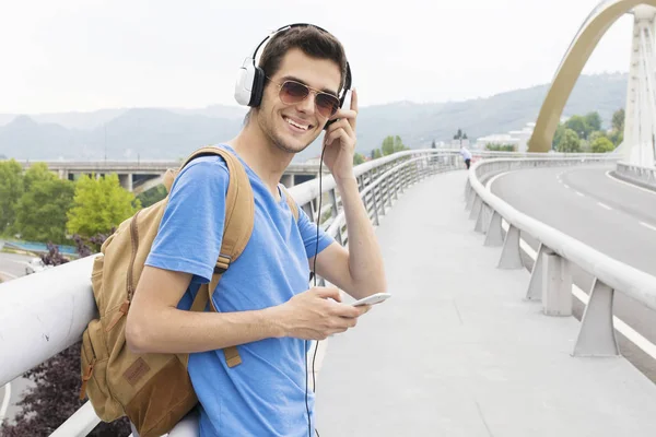 Genç adam sokakta müzik dinlemek