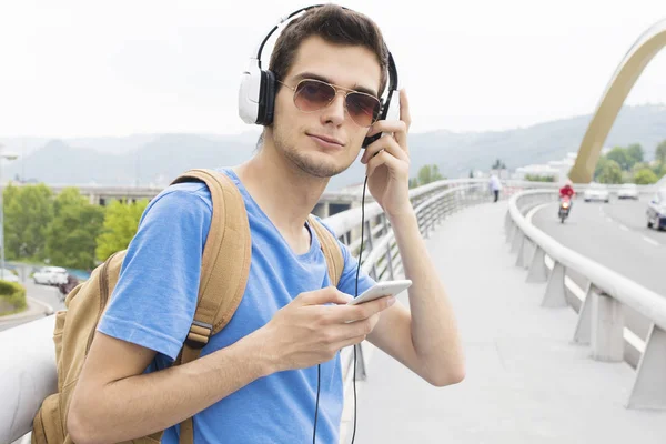 Fiatal férfi hallgató-hoz zene-az utcán — Stock Fotó