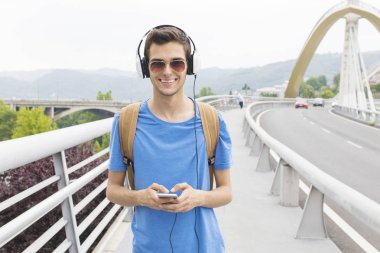 Genç adam sokakta müzik dinlemek