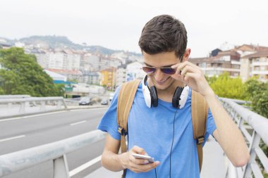 Genç adam sokakta müzik dinlemek