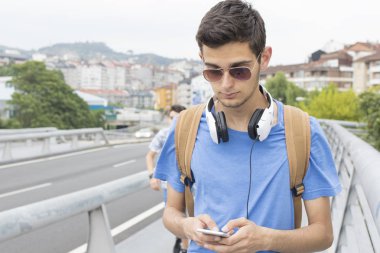 Genç adam sokakta müzik dinlemek