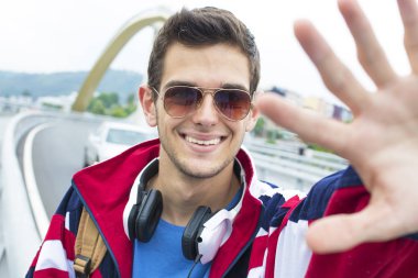 Elini adam ile gülümseyen genç