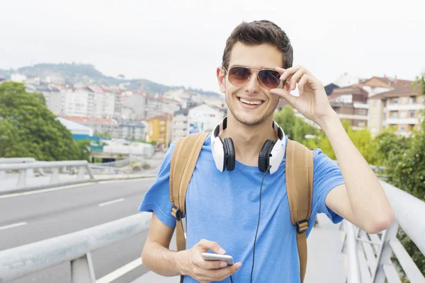 Ung man lyssna på musik på gatan — Stockfoto
