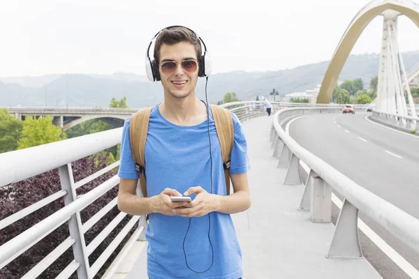 Jongeman, luisteren naar muziek op de straat — Stockfoto