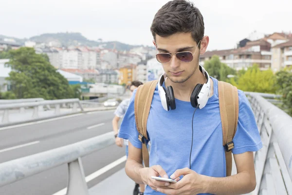 Genç adam sokakta müzik dinlemek