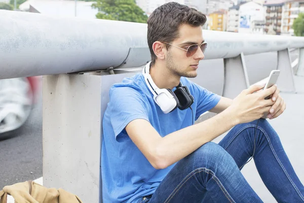 Genç adam sokakta müzik dinlemek