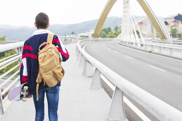 Junger Mann auf der Straße — Stockfoto