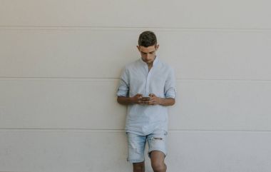 Yong adam cep telefonu ile