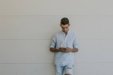 Yong adam cep telefonu ile