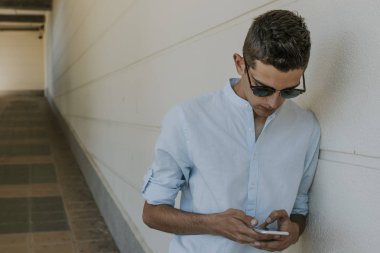 Yong adam cep telefonu ile