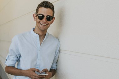 Yong adam cep telefonu ile