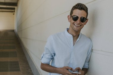 Yong adam cep telefonu ile