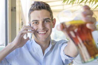 Yong adam cep telefonu ile