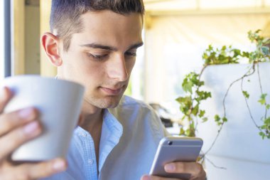 Yong adam cep telefonu ile