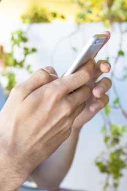 Cep telefonu olan eller 