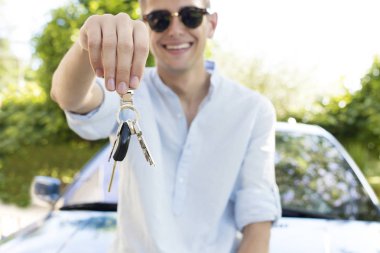 Arabadaki genç adam.