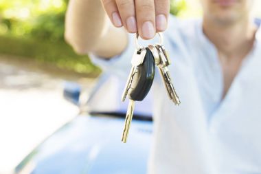 Eller arabanın anahtarları ile