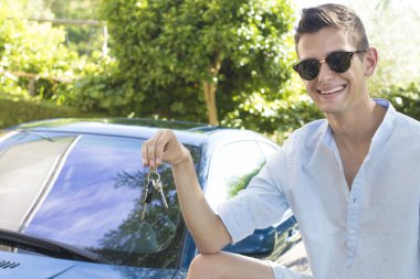 Arabadaki genç adam.