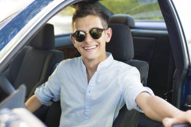 araba üzerinde gülümseyen