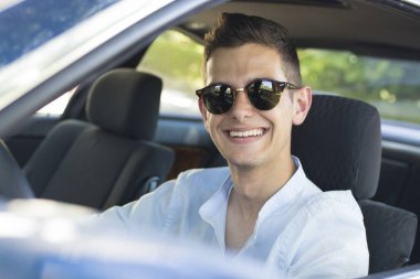 Arabadaki genç adam.