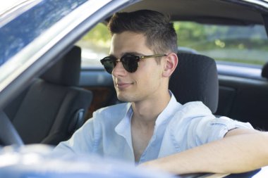 Arabadaki genç adam.