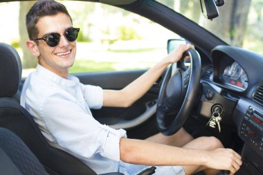 Arabayı kullanan adam