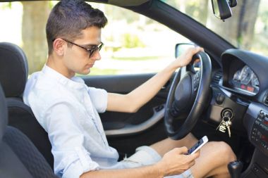 Arabadaki genç adam.