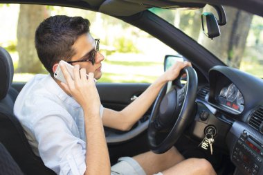 cep telefonunuzda konuşurken sürüş genç 