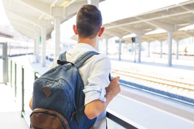 Sırt çantası ile genç adam