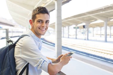 Cep telefonlu genç adam.