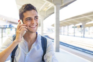 Cep telefonlu genç adam.