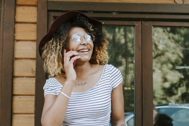 Kadın cep telefonuyla konuşuyor. 