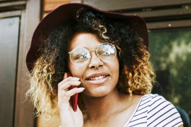 Kadın cep telefonuyla konuşuyor. 