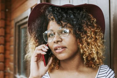 Kadın cep telefonuyla konuşuyor. 